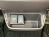 アクセサリーソケットはUSBのアダプターなどをつければ、スマホの充電にも使えます。横にはナビゲーション用の外部入力可能なUSB端子がついており、周辺には物が置けるボックスがついています。