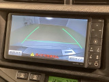 リバースギアに入れるだけで後方の表示へ切り替わります。夜間や雨の日の駐車も楽になりますよ。