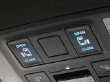 【両側パワースライドドア】スマートキーや運転席のスイッチで後席両側スライドドアの開閉が可能♪電動だから力を入れてドアを開ける必要が無く、小さなお子様でも簡単に開け閉めでき快適です♪