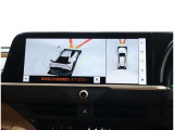 サイドクリアランスビュー表示中に、旋回時の運転操作に合わせて自動で車両を斜め後方から見たような映像を表示。