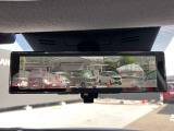 インテリジェントルームミラー。車両後方のカメラ映像をミラー面に映し出すため、車内の状況や天候などに影響されずいつでもクリアな後方の視界が得られます。