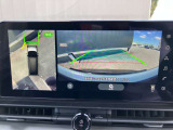 アラウンドビューモニターは4方のカメラで真上から車を見たようにモニターで確認ができます。周辺の安全確認、小さなお子様や障害物も目視で確認できるので駐車のしやすさだけでなく、事故防止にも役立ちます。