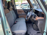 広々としたガラスエリアで周りがよく見渡せるので、小柄な方でも運転しやすい見晴らしのいい運転席