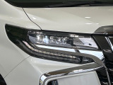 【三眼LEDヘッドライト】スタイリッシュな見た目の三眼LEDヘッドライトを装備♪スタイルだけでなく、夜間の走行も視界良好で安心してお乗りいただけます。