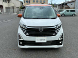 日産のブランドを象徴するVモーショングリルです。