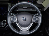 ハンドル左側にはオーディオ操作が出来るオーディオリモートコントロールスイッチ、右側にはHonda SENSINGとオートクルーズコントロールのスイッチを装備!