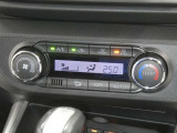 【オートエアコン】車内温度を感知して自動で温度調整をしてくれるのでいつでも快適な車内空間を創り上げます!どの席に座っても快適なドライブが楽しめます♪