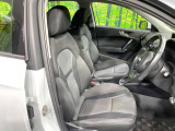 運転席まわりには十分なスペースがあり、大柄な方でもゆったり運転していただける環境です。