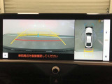 【パノラミックビューモニター(床下透過表示機能付)】クルマを上から見たような画像をディスプレイに表示し、運転席から確認しにくい箇所も確認できます。車両直下及びタイヤ付近のアンダーフロアの確認も可能です