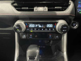 左右独立温度コントロールフルオートエアコンです。運転席、助手席それぞれで独立して温度設定ができます。