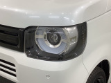LEDヘッドライトは、点灯の瞬間から最大光量を発揮し、突然暗くなるトンネルなどでの安定感を高めます。