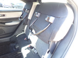 ◆チップアップ&ダイブダウン機構付【ULTR SEAT】は後席座面を左右分割で跳ね上げることができます。トランクで積載できない背の高い荷物をラクラク収納できます。ホンダ車ならではの人気装備です。