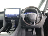 運転席です!大型ディスプレイで非常に見やすいですよ!