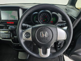 ドライバーの操作性に配慮したステアリング。快適な運転をサポートします。