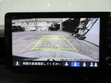 バックカメラの画像です。ガイドラインがスムースな車庫入れをサポートいたします。車庫入れの安心感がアップしますね。