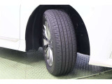 タイヤサイズ 225/60R18。見応えあるトリプルスポークで力強さが演出された純正アルミホイールを装着しています。足元を雅に引き締めてくれ、しっかりした走りも楽しめますよ。