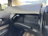 助手席グローブボックス上に収納付き!小物等を入れておくのにとても便利です!