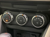 【オートエアコン】一度お好みの温度に設定すれば、車内の温度を検知し風量や温度を自動で調整。暑い&hellip;寒い&hellip;と何度もスイッチ操作をする必要はありません。快適な車内空間には必須の機能ですね♪