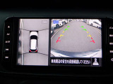 【インテリジェントアラウンドビュ-モニタ-】駐車中のクルマを、上空から見下ろしているかのような映像にして表示します。ひと目で周囲の状況がわかるため、スムースに駐車できます。