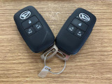 【スマートキー】 スマートキーを携帯していれば、ドアハンドルのボタンを押してロックの解除ができ、パワースライドドアもワンタッチで開閉できます。