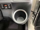 運転席と助手席には、丸型純正カップホルダーが装備されています。