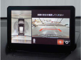 【360&deg;ビュー・モニター】専用カメラにより上から見下ろしたような視点で360度クルマの周囲を確認することができます。駐車が苦手な方でも縦列駐車や幅寄せ時に活躍してくれます。