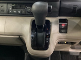 CVT車のセレクトレバーです。低速から高速まで、変速ショックのないスムーズな走りを実現するとともに、エンジン効率のよい領域を維持することで燃費にも貢献します。