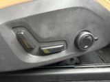 【メモリー機能付きパワーシート】ドライバーごとに設定したシート位置を記憶して、ボタン一つで切り替えできる便利な機能!運転する方が複数名いらっしゃるご家庭におすすめです。