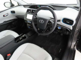 シンプルで使いやすいデザインの運転席です。