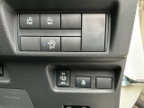ハンドル右奥には各種設定スイッチがあります。運転者がスッと手を伸ばせば操作できので便利です。