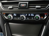 フルオートエアコン搭載。好みの温度に設定するだけで、風向や風量を自動でコントロール!いつでも快適な車内環境に。また、体を直接温めるシートヒーター付きで寒い季節も暖かく過ごせます。