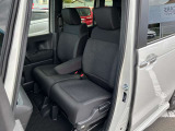 助手席と運転席はゆったりと座れるベンチシートタイプになっています。