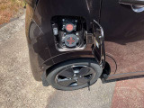 車を降りてさっと充電できるよう、車両右側に充電ポート設計。