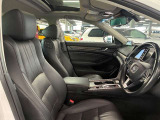 運転席の画像です。足元やシートまわりに余裕があり、リラックスした姿勢で運転が可能です。視界も良好で操作系へのアクセスもしやすく、快適で安心感のあるドライブをサポートします。