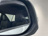 ブラインドスポットモニター(BSM)を装備しています。隣を走る車両が死角に入るとミラー内LEDインジケーターが点灯。さらに、ウィンカーを出すとインジケーターが光って点滅して注意を促してくれます。