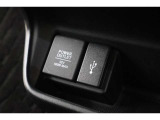 USBオーディオ用ソケットがついていますので携帯電話などを接続すれば音楽等の再生が可能です!充電用ソケットもございます!