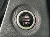 プッシュエンジンスターターです。キーを取り出すことなくブレーキペダルを踏みながらボタンを押すだけでエンジンが始動できます。