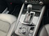 CX-5は電子式サイドブレーキを採用しており、オートホールドもこちらで設定できます。モニター画面の操作もこちらのダイヤルで全てOK。
