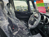 運転席はこちらです。プライベートな車内なのでリラックスできる空間を。