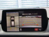 車両の前後左右にある4つのカメラを合成することで、まるでご自身のクルマを空から見ているような俯瞰での映像を映し出してくれます。バック時ももちろんのこと、前進時に視界の悪い交差点でも役に立ちますね。