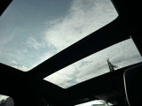 電動ガラスサンルーフございます。解放感ある車内空間!