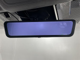【デジタルルームミラー】車両後方カメラの映像をルームミラーに映すことが出来ます。 そのため、後席に人や荷物があって後方が見えづらい場合でもしっかり視界を確保することが出来ます。