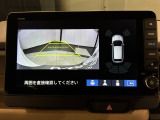 リバースギアに入れるだけで後方の表示へ切り替わります。夜間や雨の日の駐車も楽になりますよ。