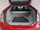 とても広々、大きな開口部の荷室スペースですね。 開口部広々だから、大きな荷物も楽々収納出来ちゃいますね。 荷物スペースは広いほうがいいですよね。