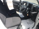 運転席も足元広々です。