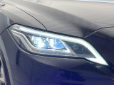 【LEDヘッドライト】悪天候や夜間走行時も良好な視界を確保し安心して運転できる高輝度LEDヘッドライトを装備!点灯速度が早く、消費電力も抑えられています。