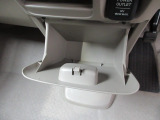 運転席右側のドリンクホルダーです。