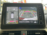 アラウンドビューモニターです。4つのカメラからの映像を合成・処理することで空から見下ろすような視点で周囲を確認でき、駐車時のクルマの位置確認がスムーズになります。