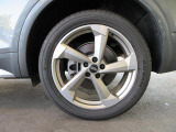 全車両に標準装備の純正アルミホイールは、純正ならではのバランスの良いデザインと、走行安定性をお楽しみ頂けます。