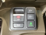 セレクトレバーの右に電子制御パーキングブレーキがあります。スイッチひとつで、停車した地点の傾斜などをシステムが検知・判断してブレーキ力を自動的に最適制御し、しっかり停車できるパーキングシステムです。